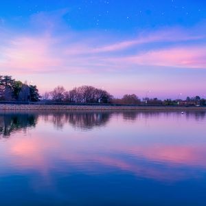 胡桃扒下她的内裤让人摸她
