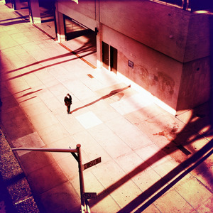 胡桃扒下她的内裤让人摸她
